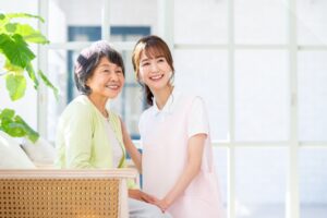 笑う介護職員と利用者