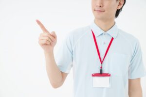 指を指す介護職員