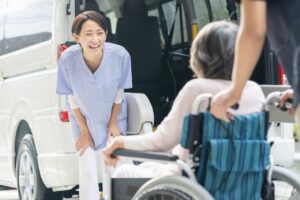 送迎をする笑顔の介護職員