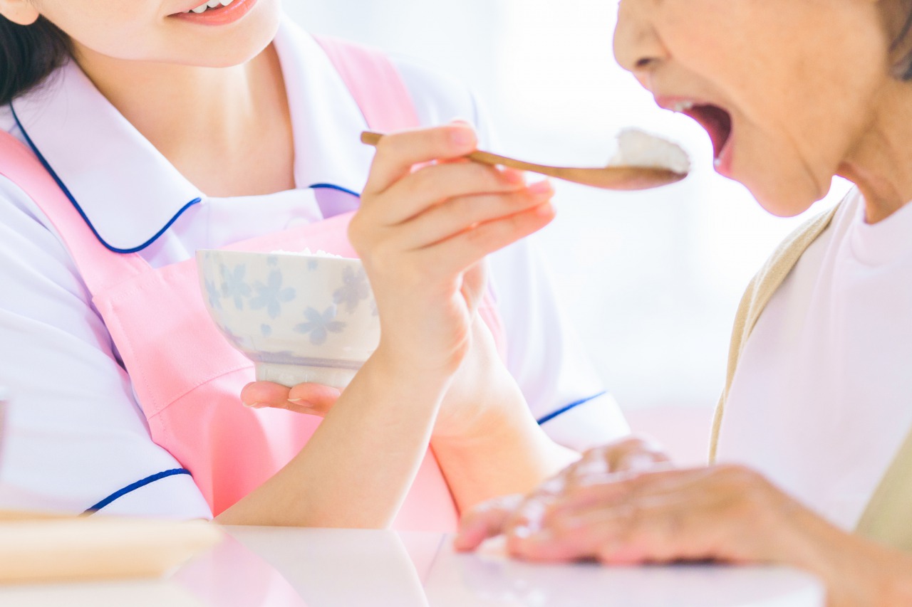 食事介助をする女性