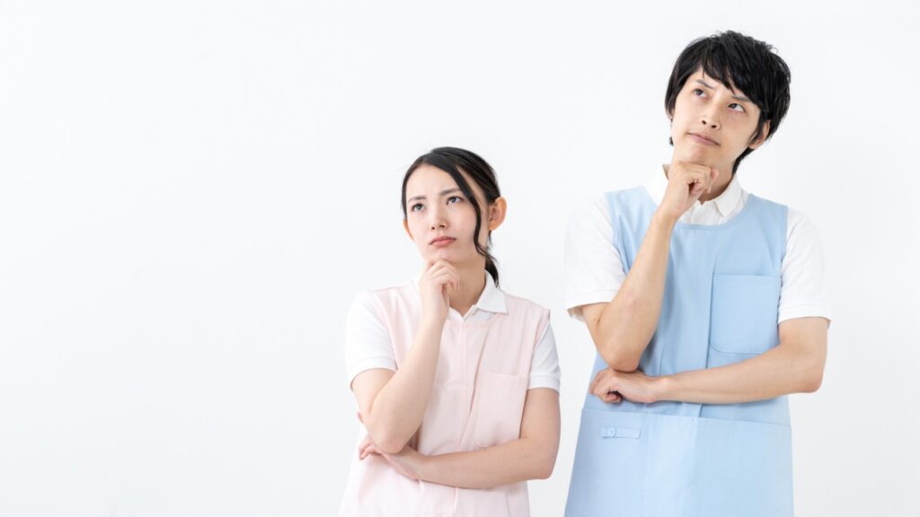 疑問を浮かべる介護士