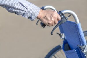 車いすを押す老人