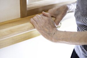 手すりを掴む老人
