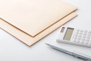 電卓と書類