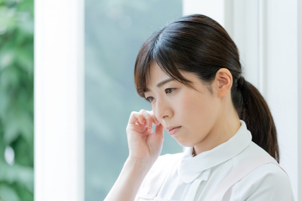 悩む介護士