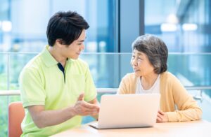 ケアプランの課題整理総括表・評価表の書き方や記入例を解説