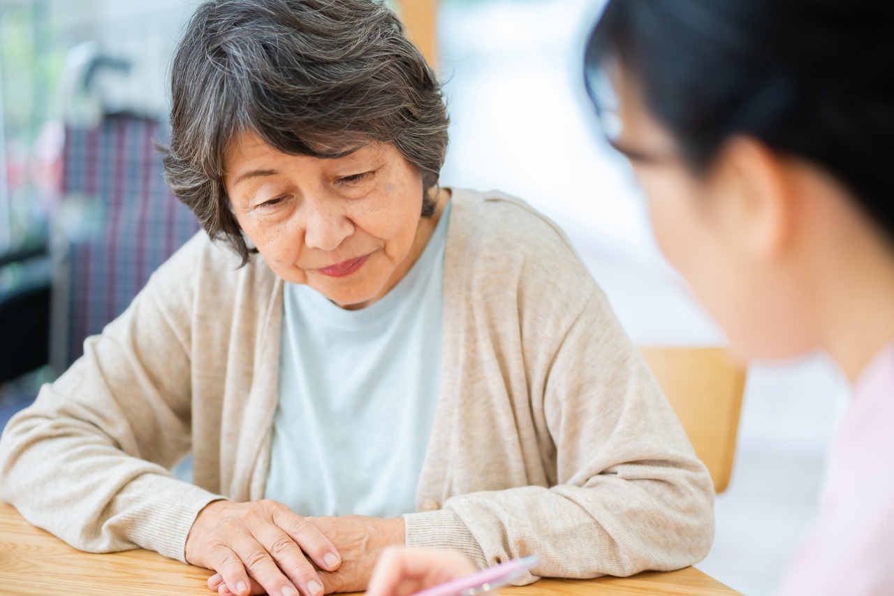 親が老人ホームへの入居を嫌がる場合は？強制入居のリスクと向き合い方