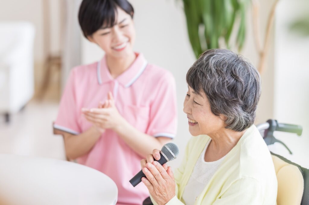介護施設のレク・カラオケで喜ばれる曲は？曲選びのポイントについて解説