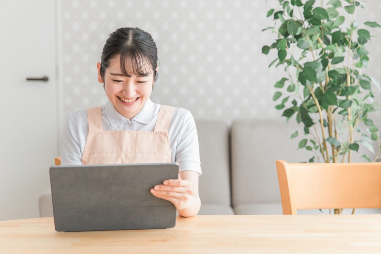 タブレットを使う女性