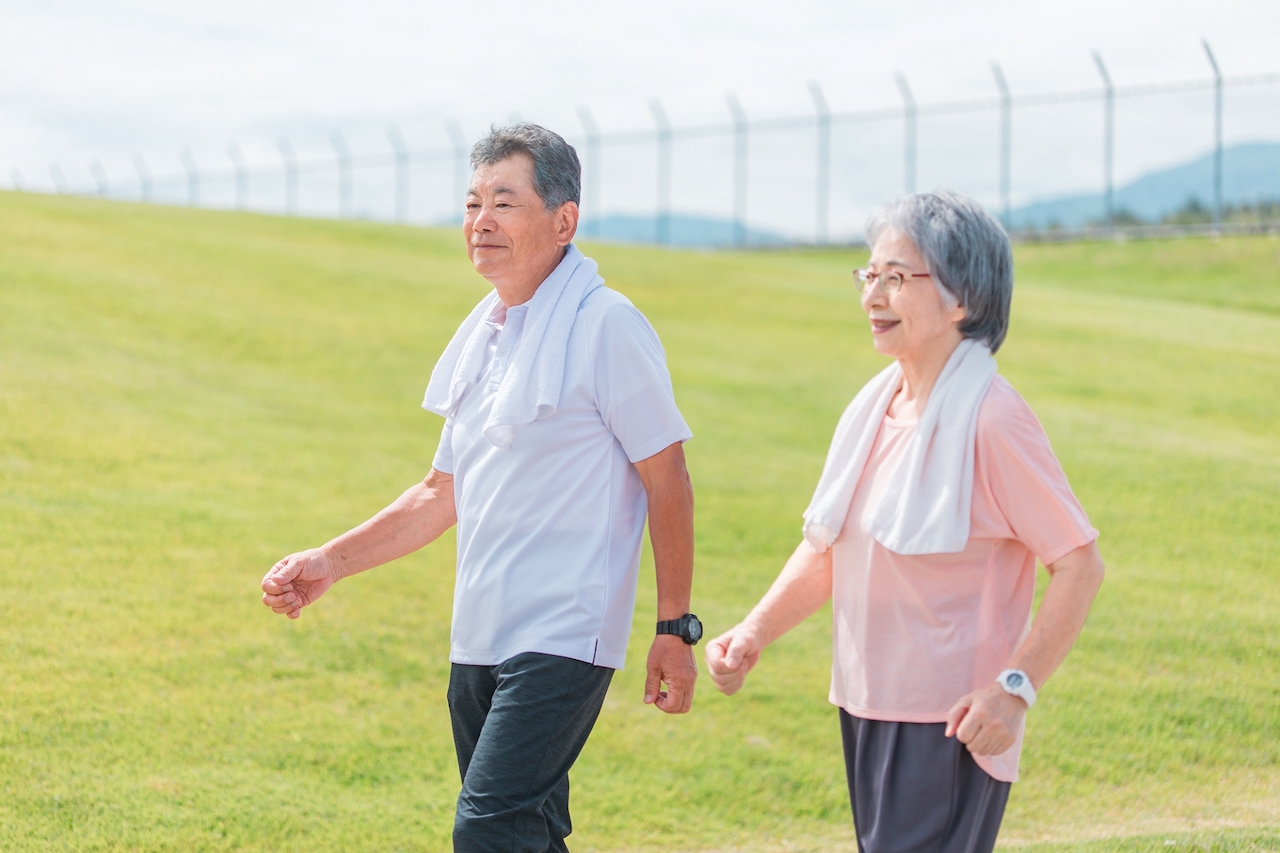 一緒に散歩している年配のご夫婦