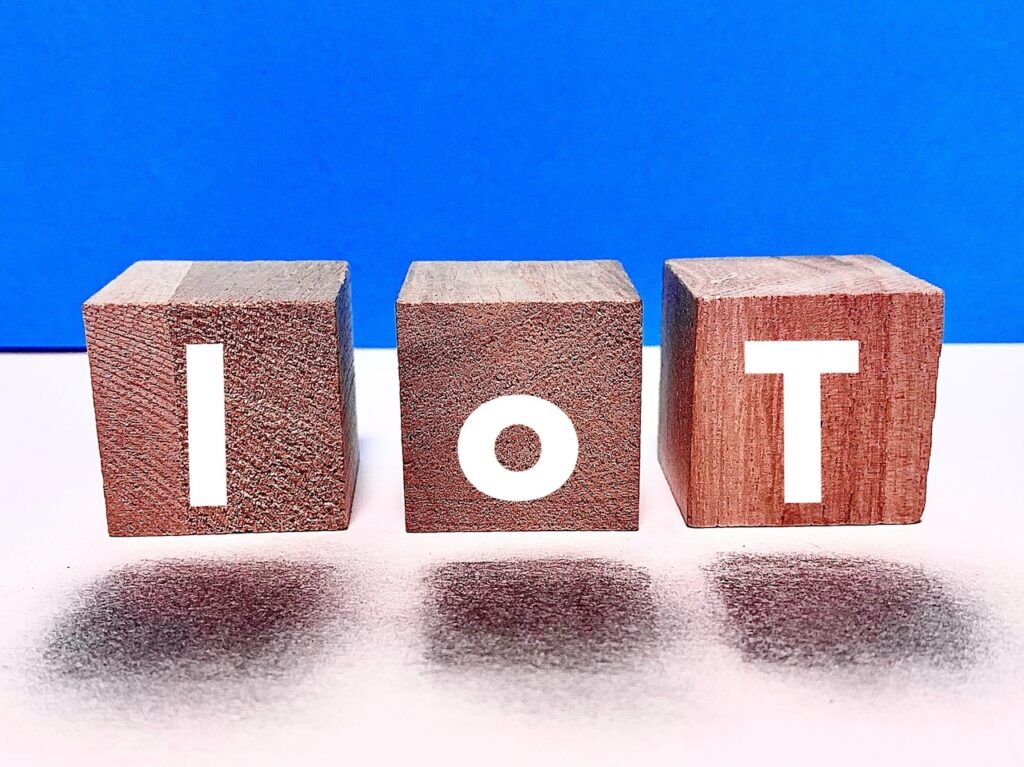 介護業界で注目！IoTって？導入の魅力や補助金制度を解説