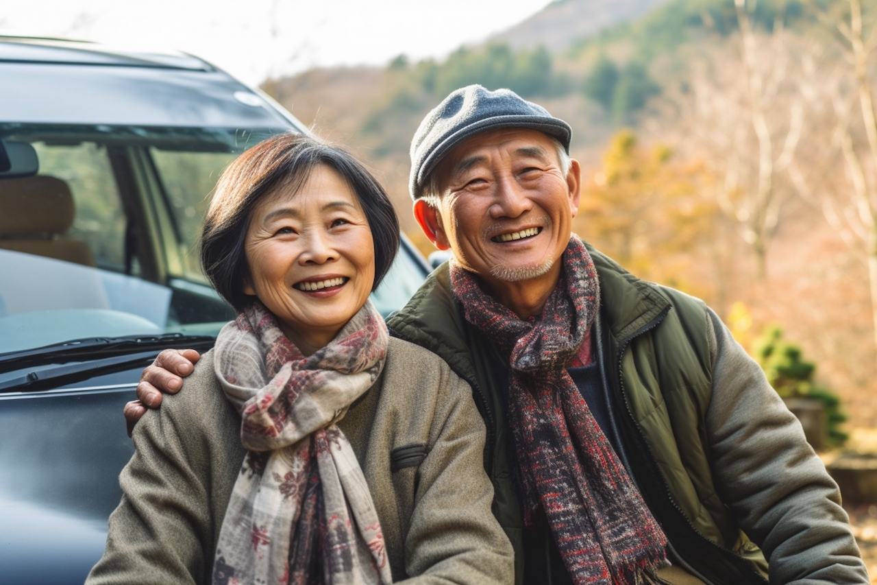 笑っている年配のご夫婦