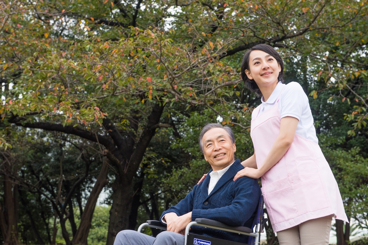 介護職員と車椅子に座っている男性