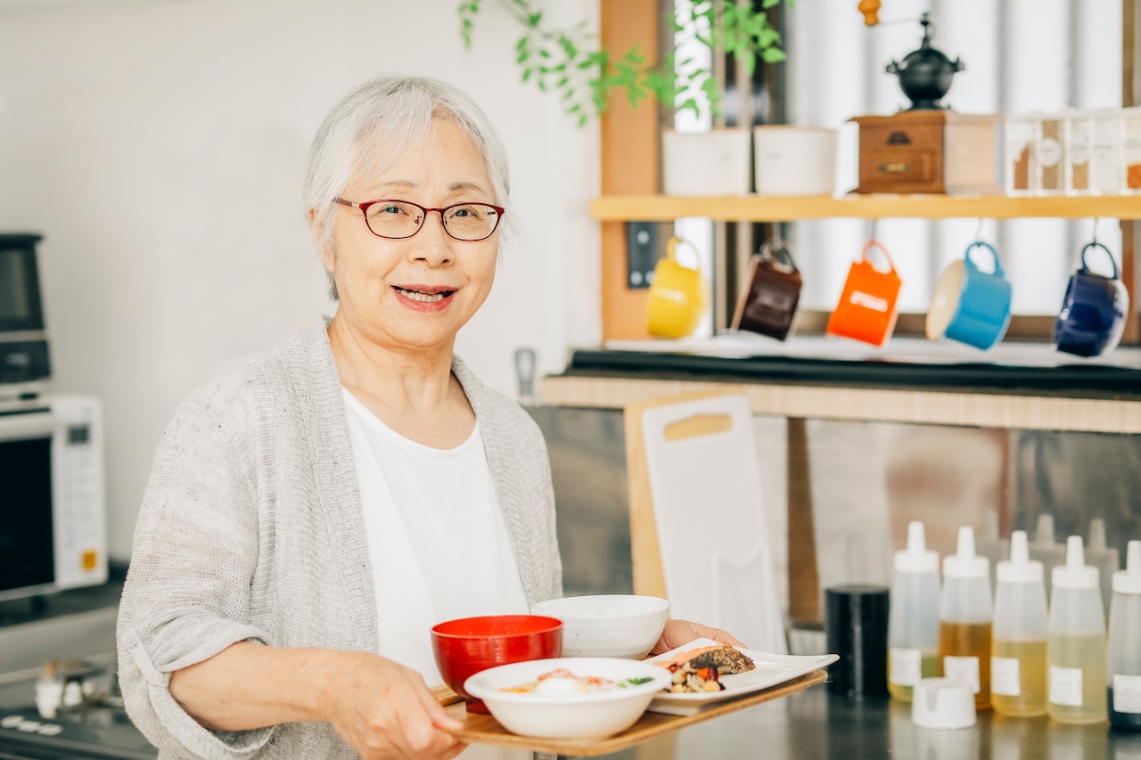 配膳する老人