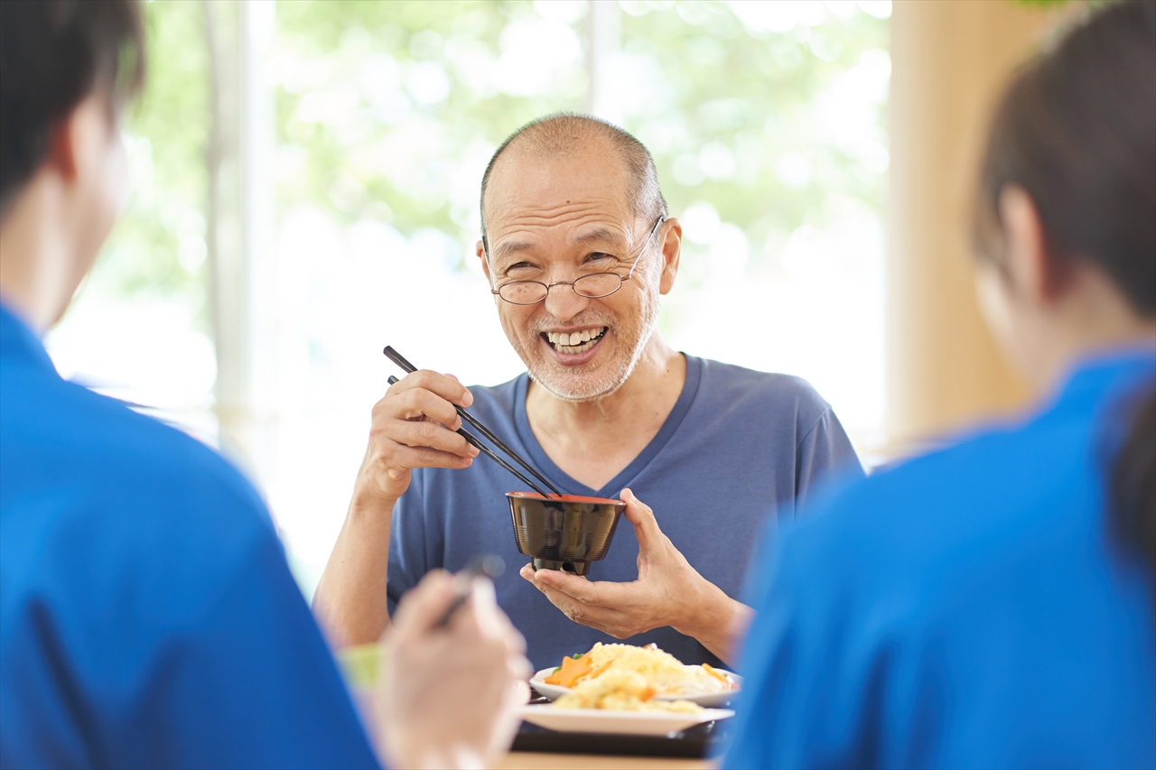 楽しみながら食事をする男性