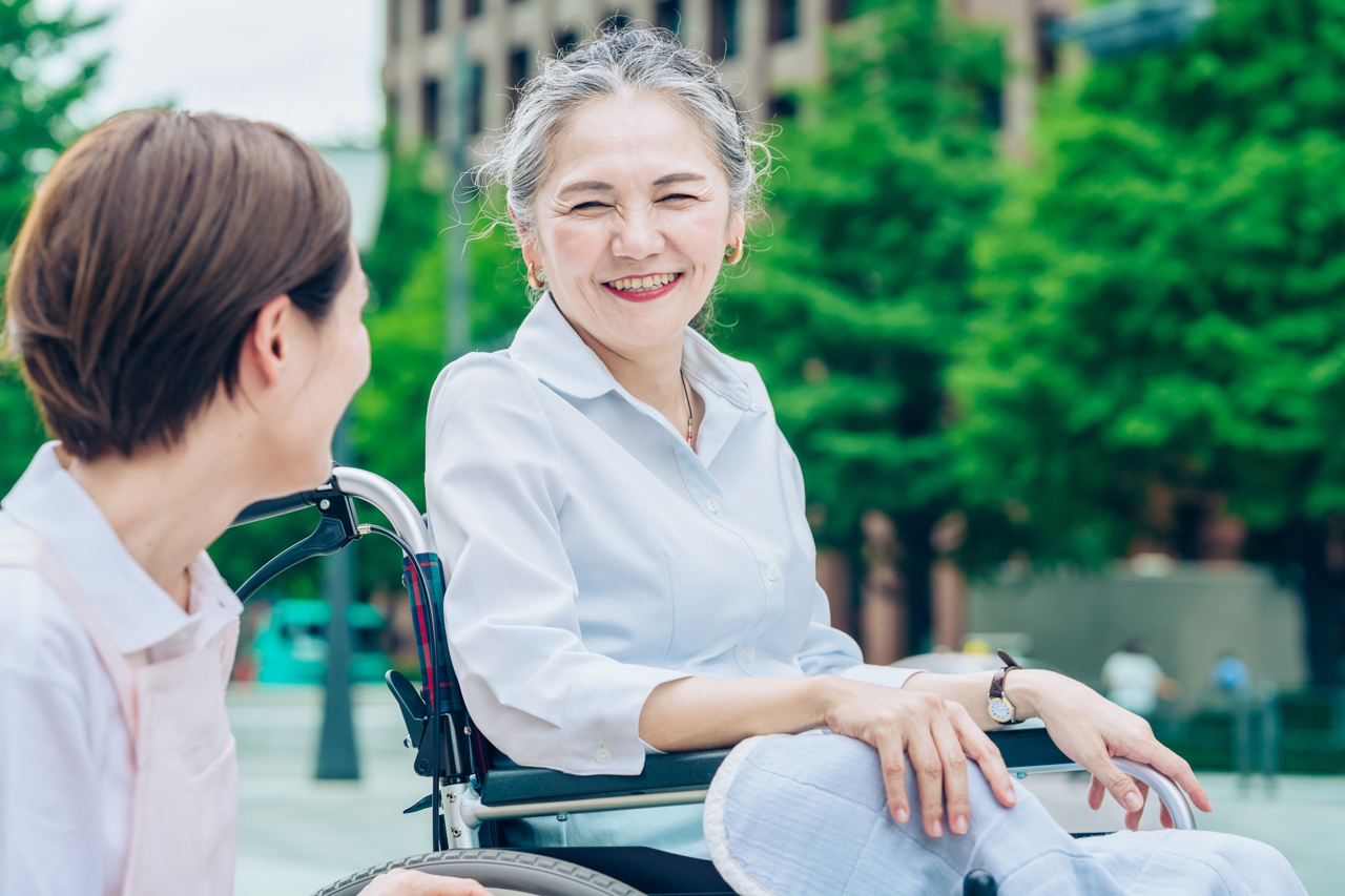 車いすの女性