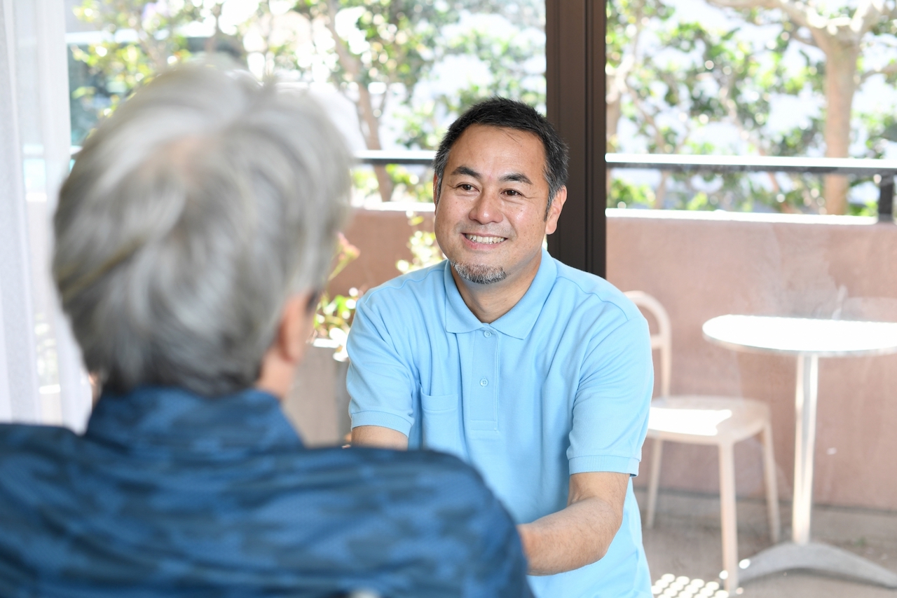 笑みを浮かべる男性介護士